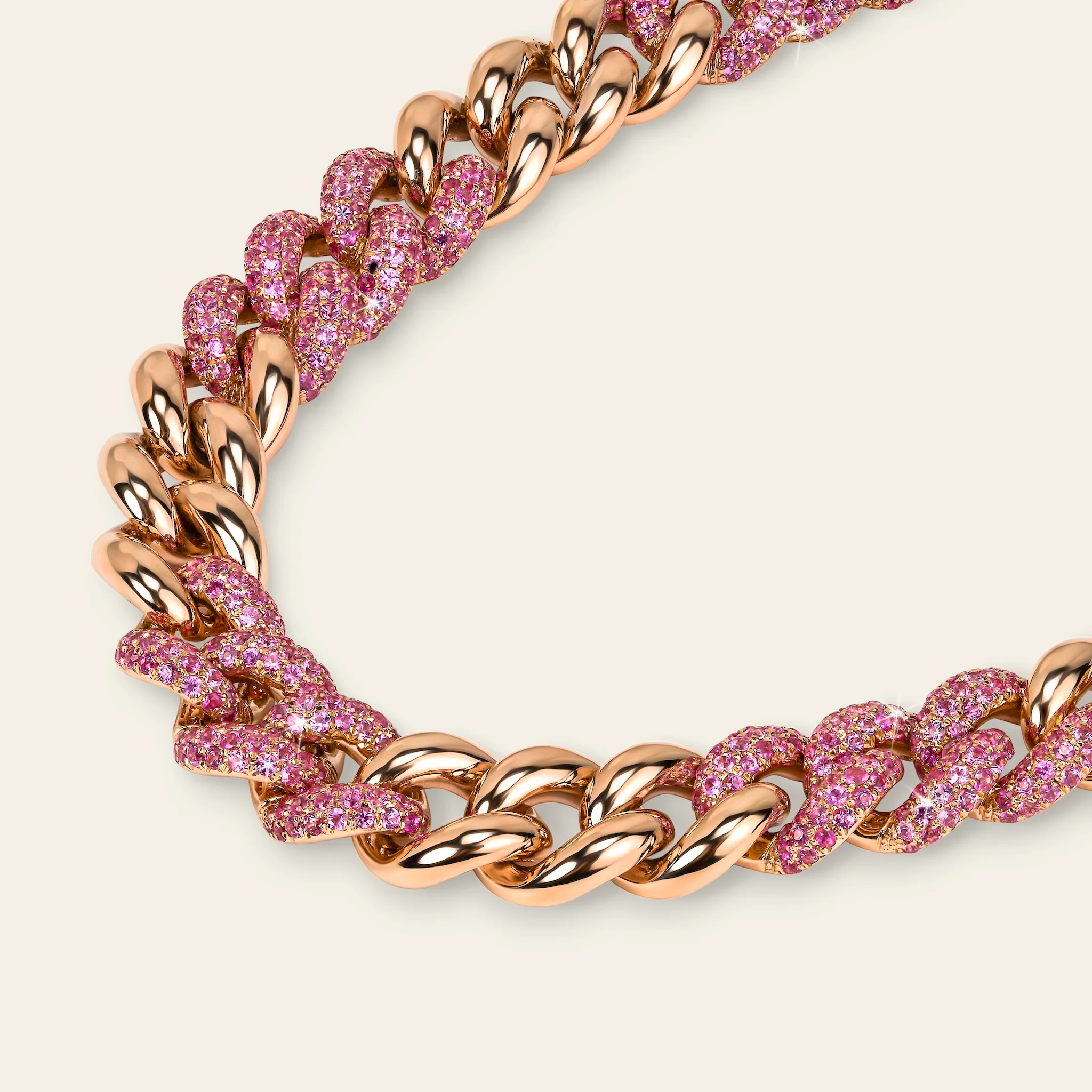 鮮やかなピンクサファイアが敷き詰められたチェーンリンクのデザイン詳細