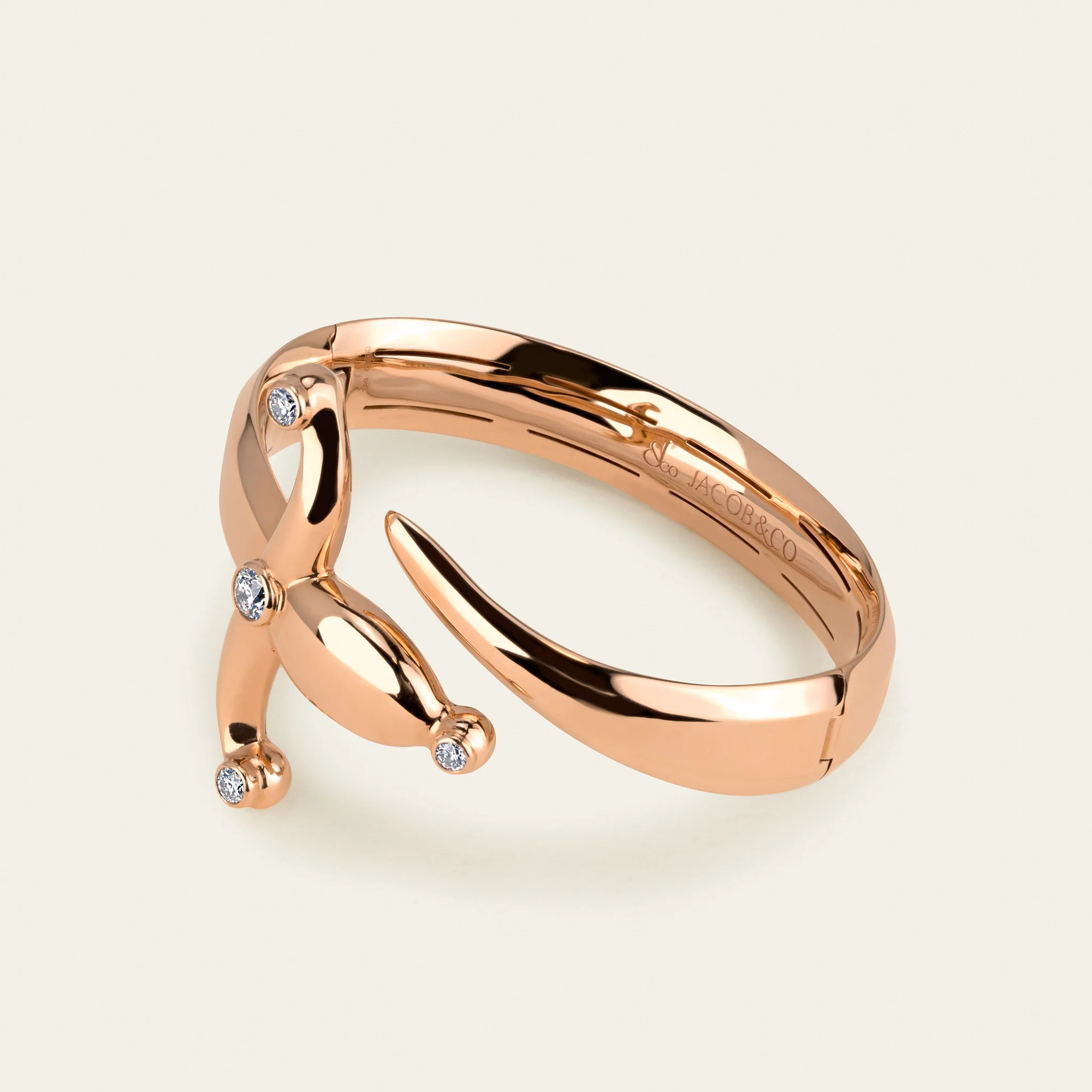 剣のしなやかなカーブを再現したエスパーダ・ジュエリー詳細