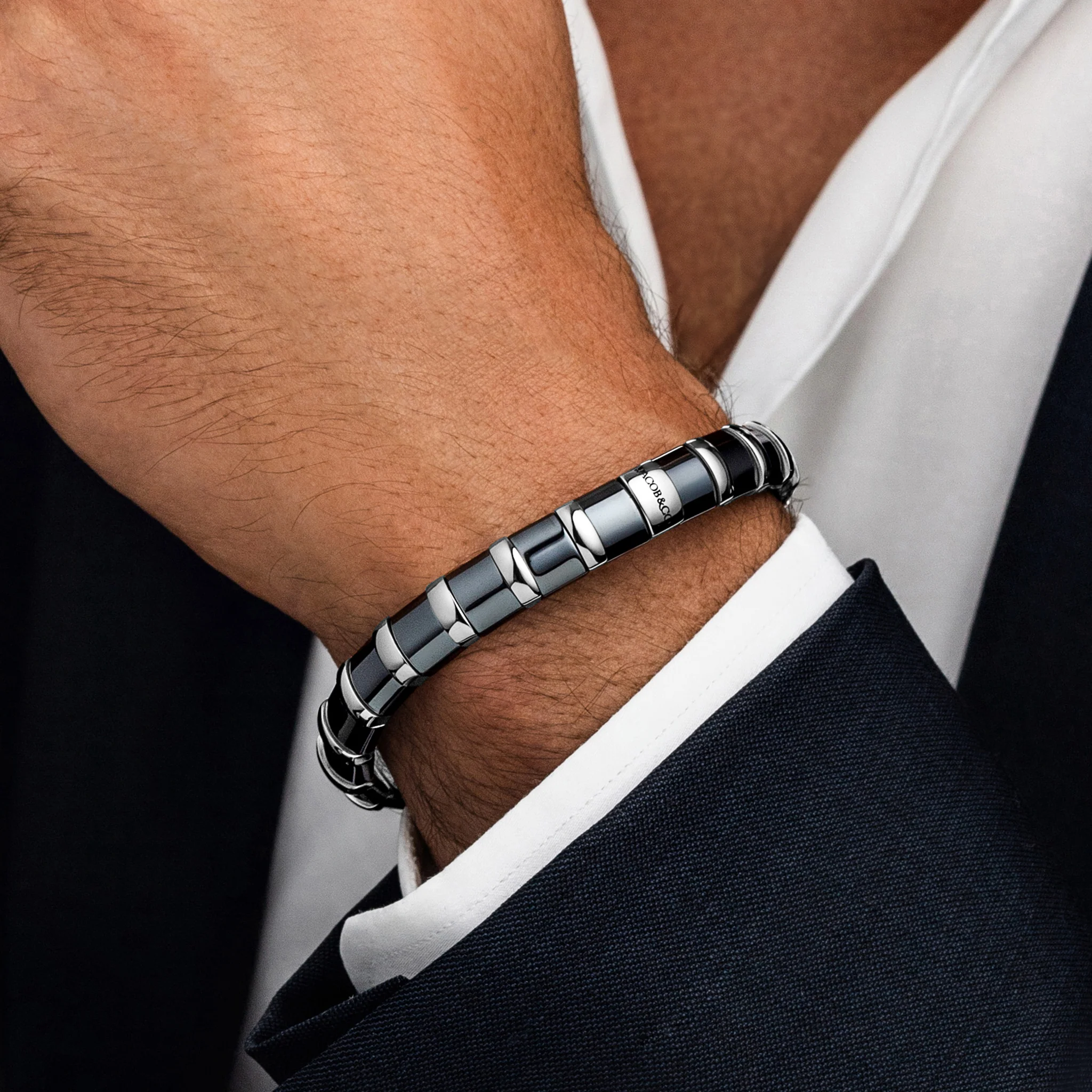 Jacob & Co. ヘマタイト ブレスレット モデル着用イメージ