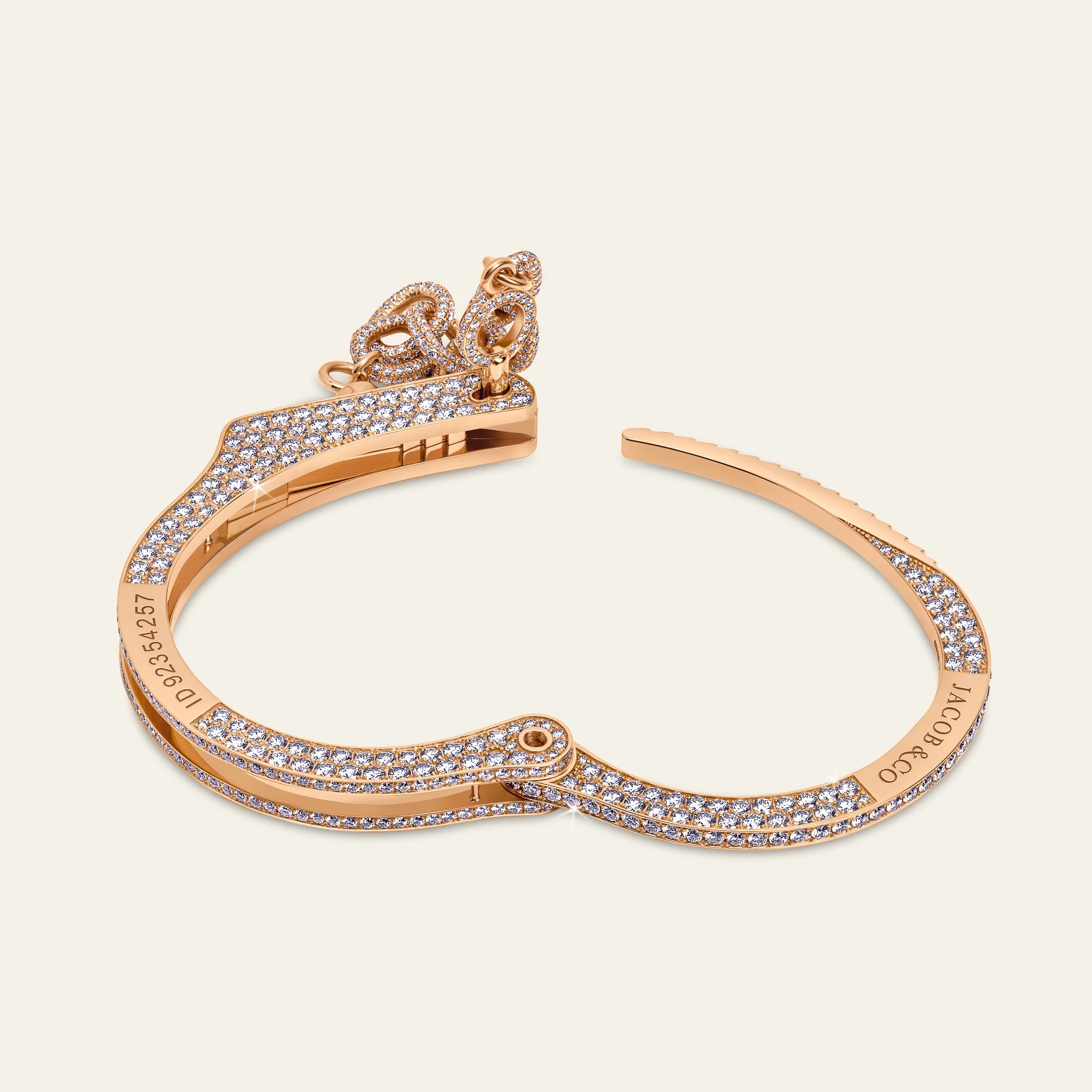 ラブ・ロックダウン ビッグサイズ 975石のダイヤモンド 拡大ディテール