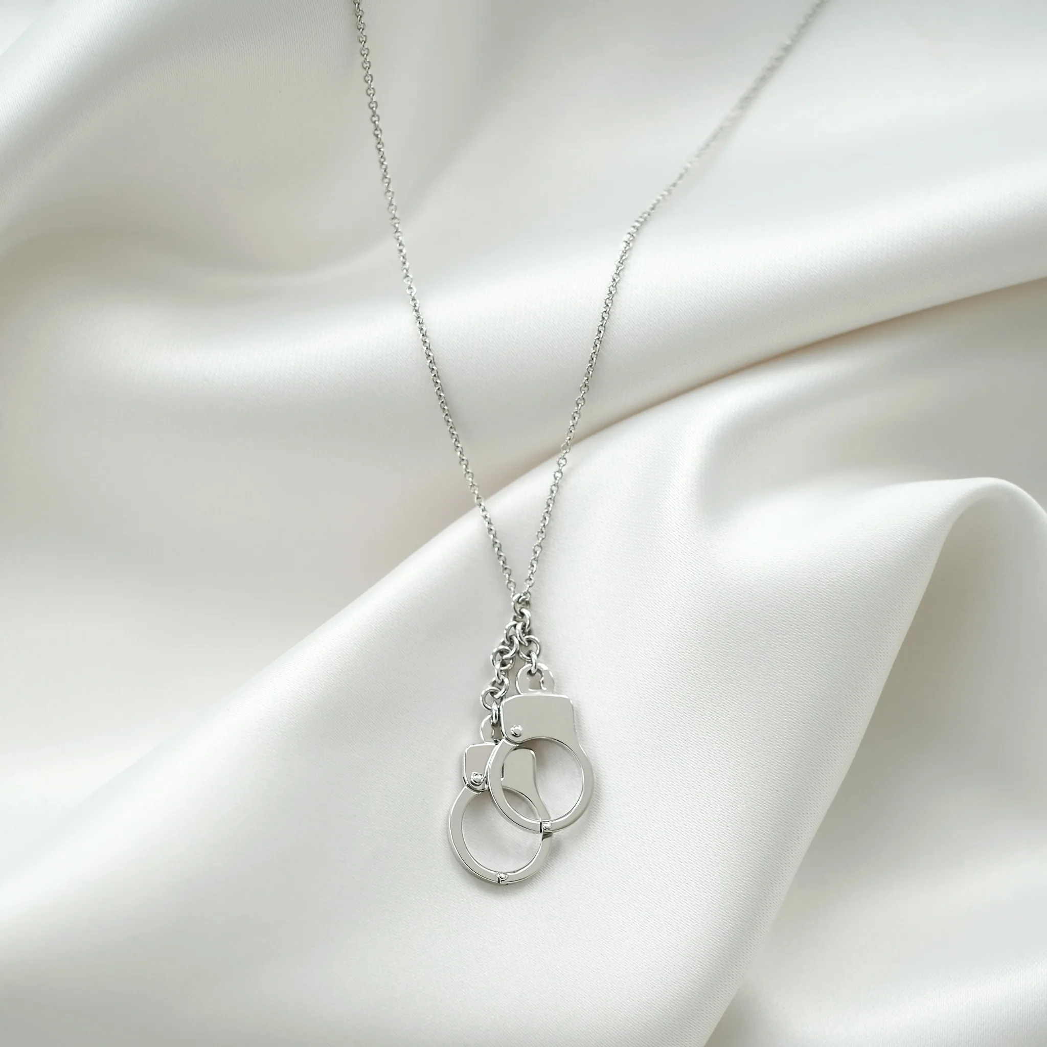 Jacob & Co. 18Kホワイトゴールドネックレス 手錠モチーフデザイン