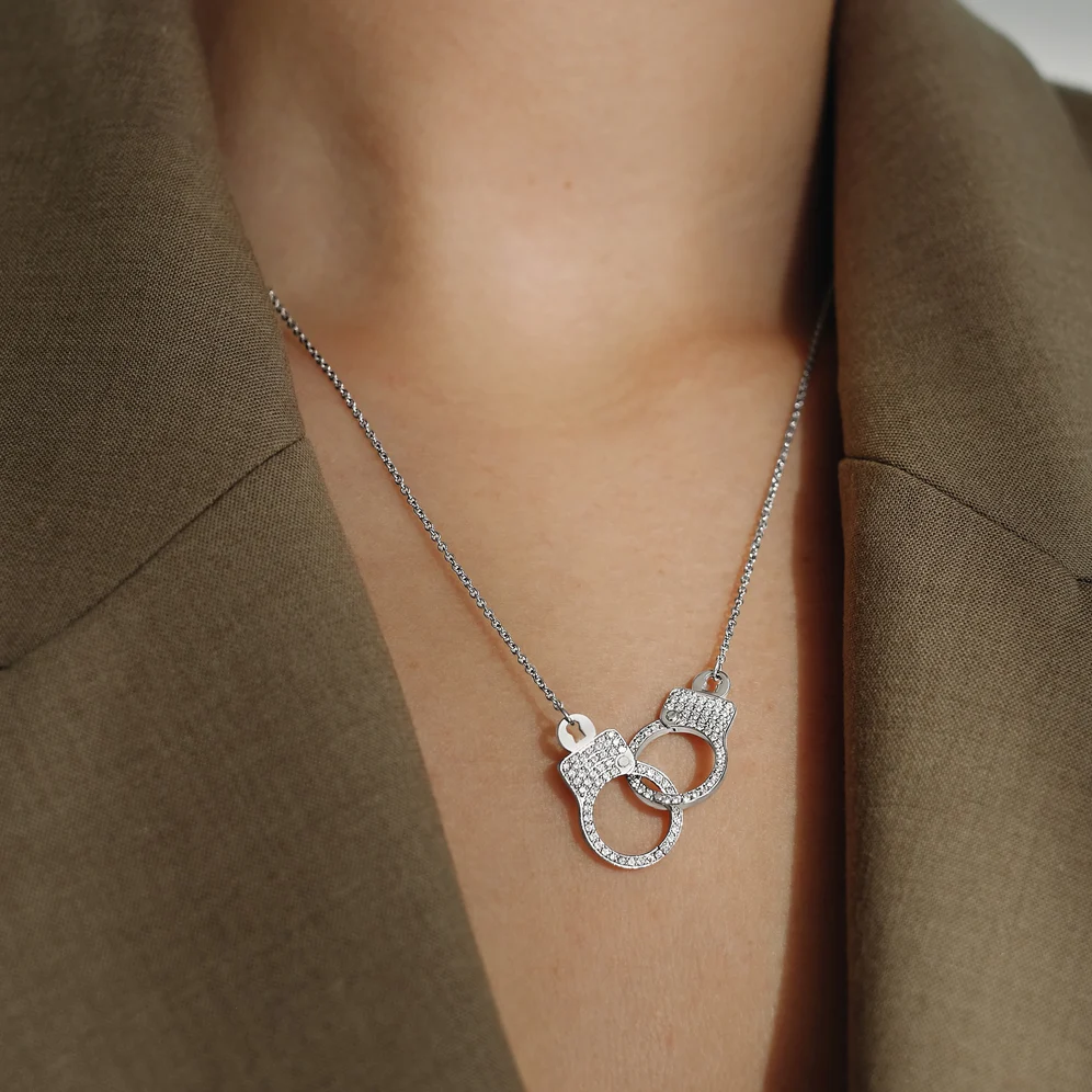 ラブ・ロックダウン インターロッキングネックレス 着用イメージ (ホワイトゴールド)