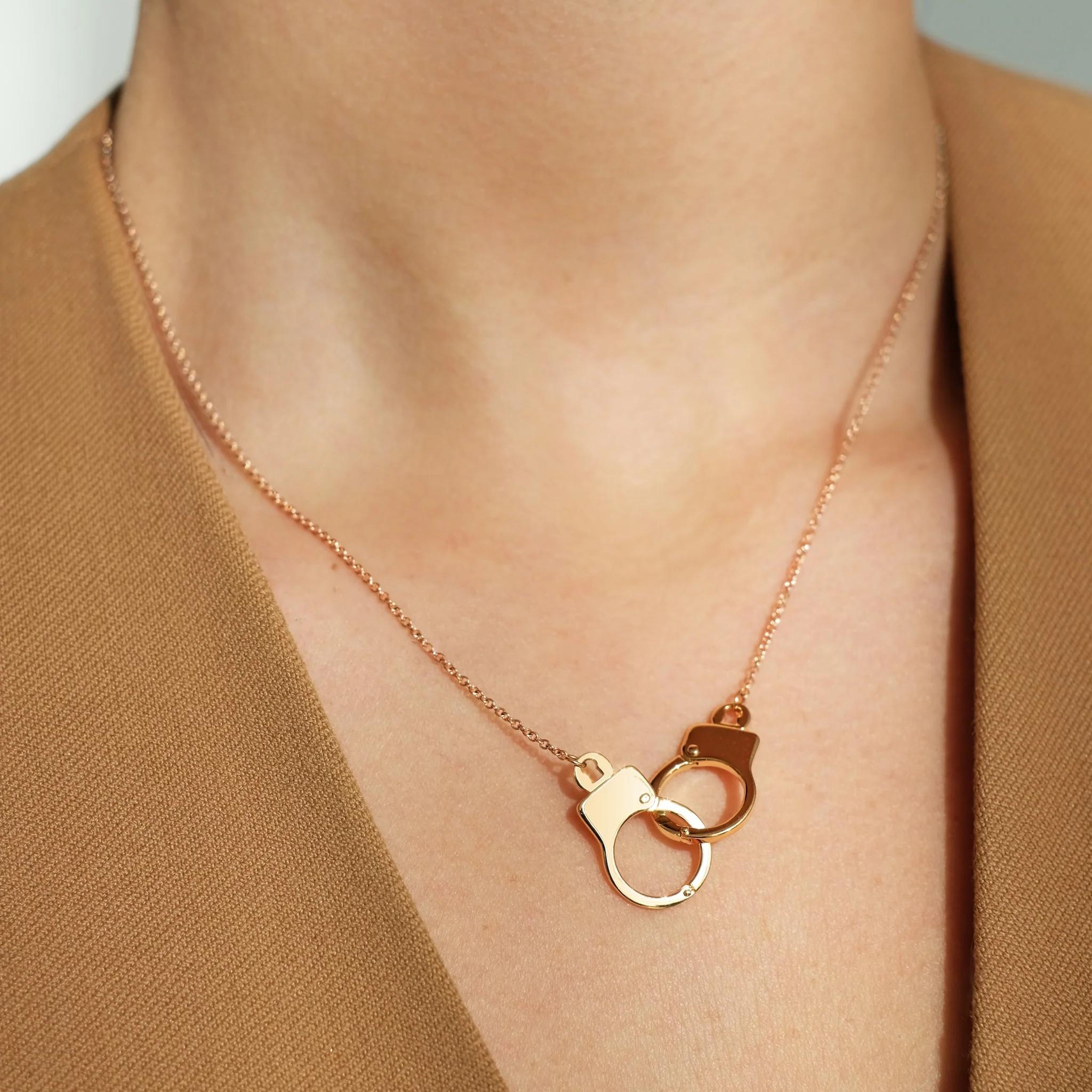 ラブ・ロックダウン インターロッキングネックレス 着用イメージ