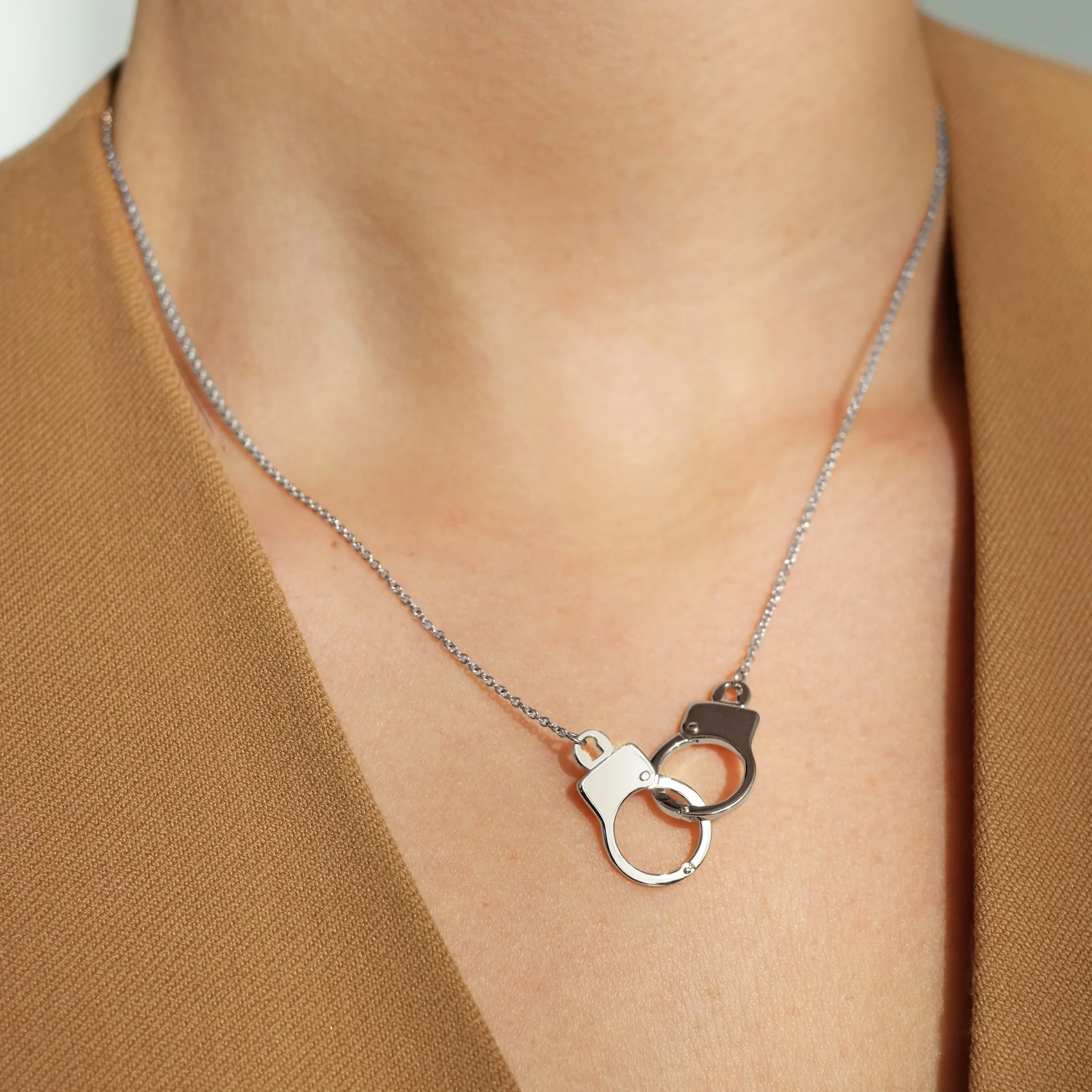 ラブ・ロックダウン インターロッキングネックレス 着用イメージ