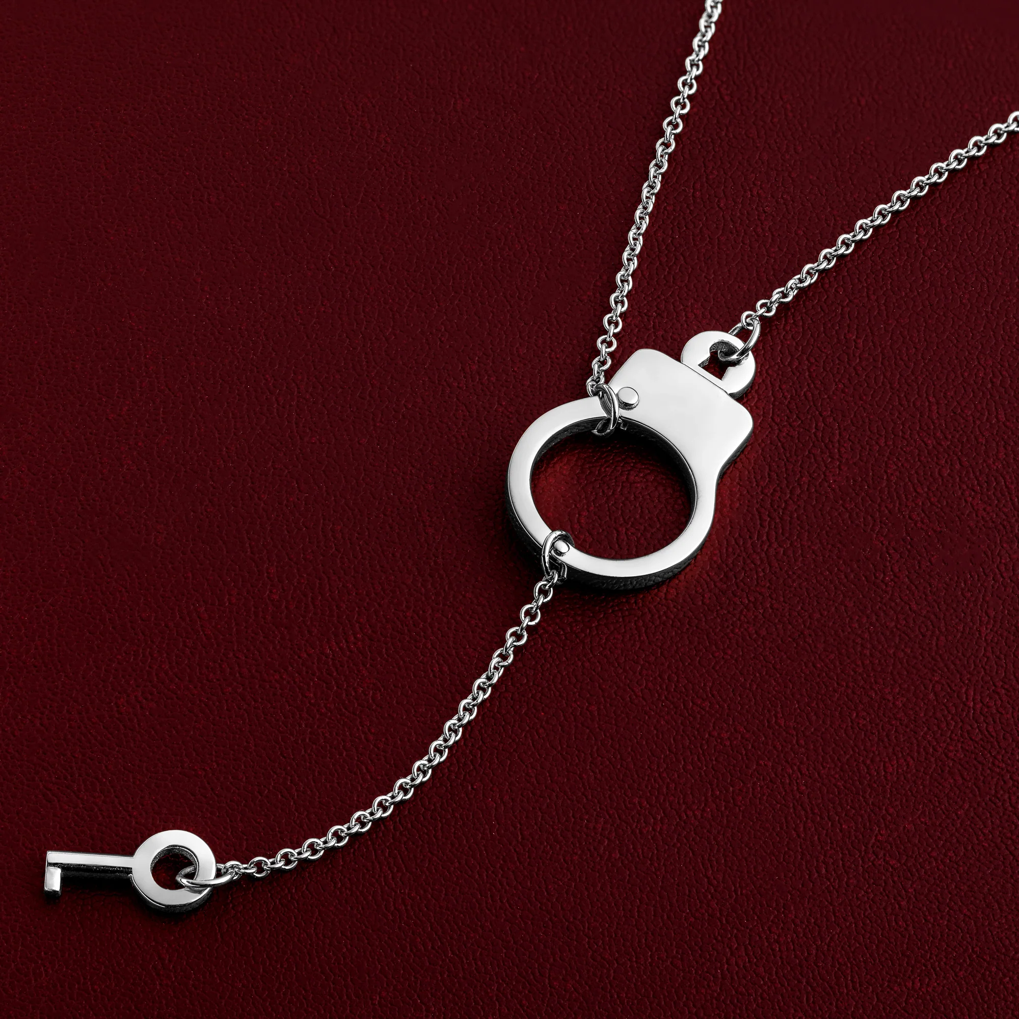 Jacob & Co. シングル カフ ダイヤモンド ペンダント バチカン＆チェーン留め具 ディテール