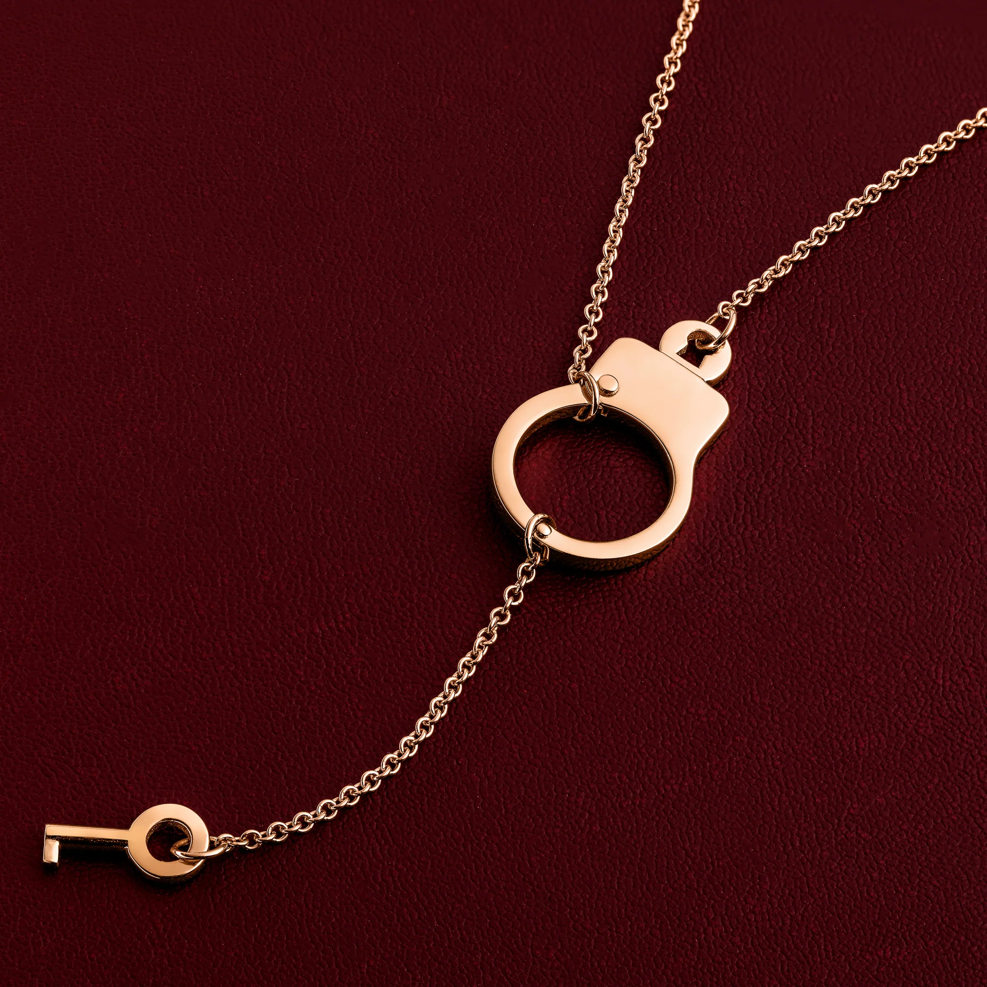 Jacob & Co. シングル カフ ダイヤモンド ペンダント バチカン＆チェーン留め具 ディテール