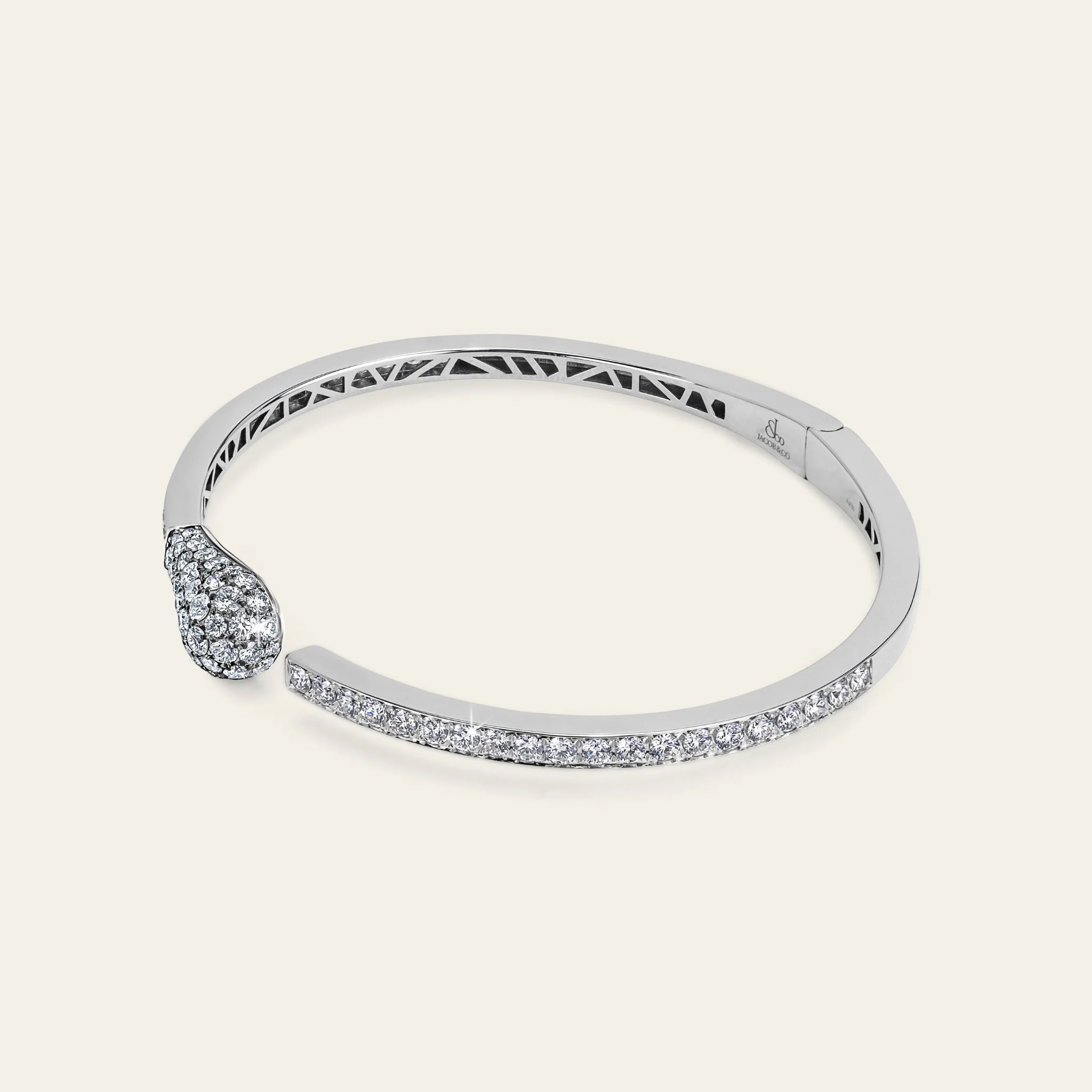 Jacob & Co. 18Kホワイトゴールド ダイヤモンド バングル 着用イメージ