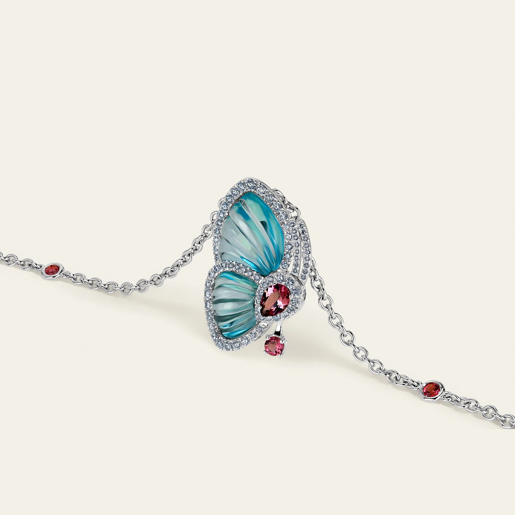 ブルートパーズとピンクサファイアが彩る蝶の翼 デザイン詳細