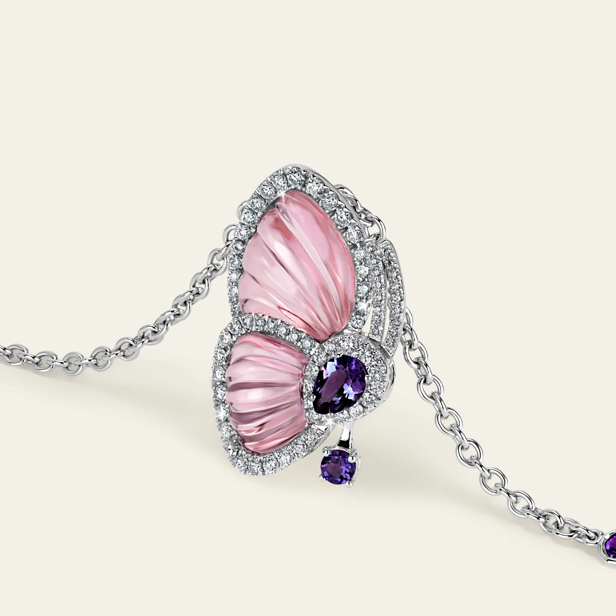 ブルートパーズとピンクサファイアが彩る蝶の翼 デザイン詳細