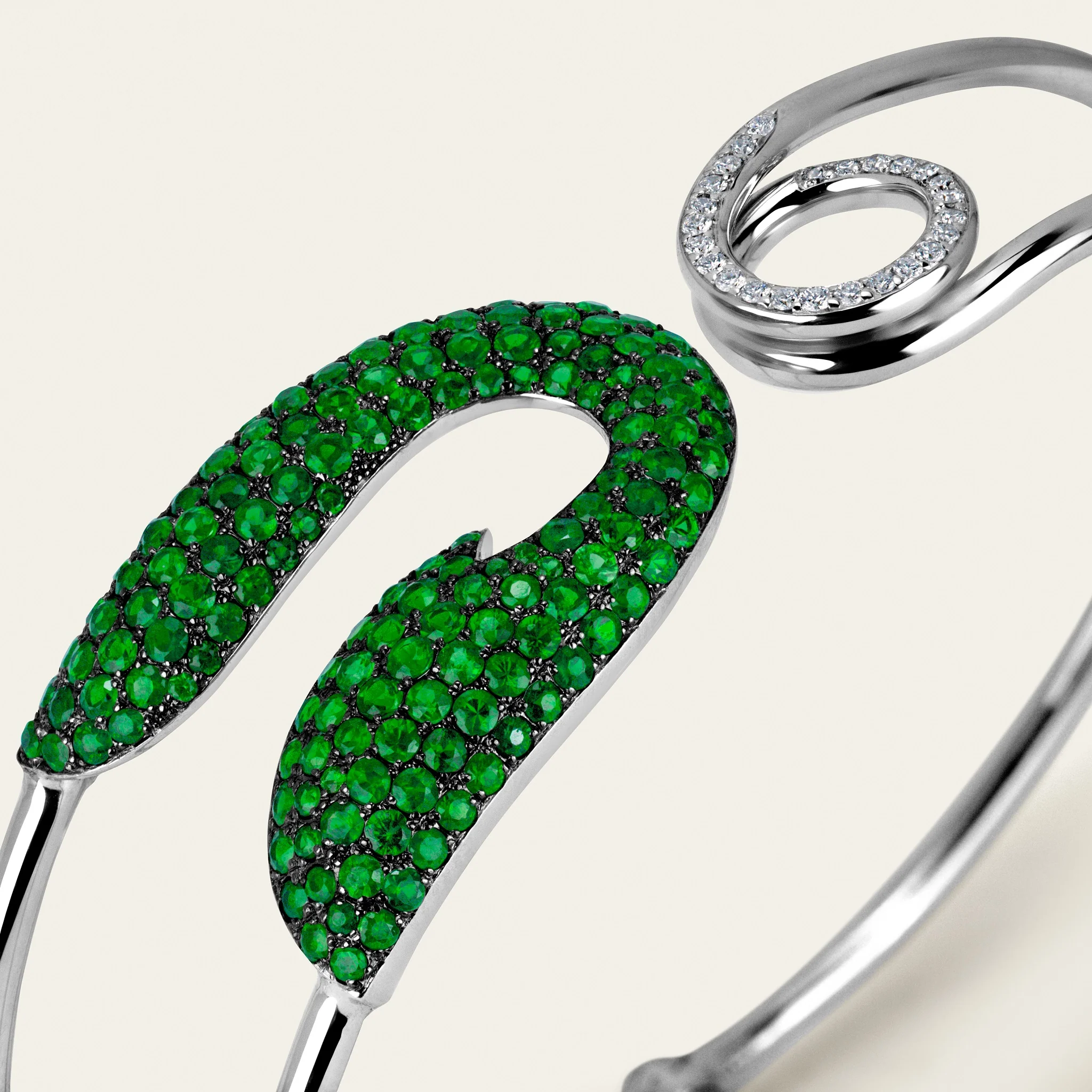 Jacob & Co. 18Kホワイトゴールド ツァボライト＆ダイヤモンド ブレスレット 着用イメージ