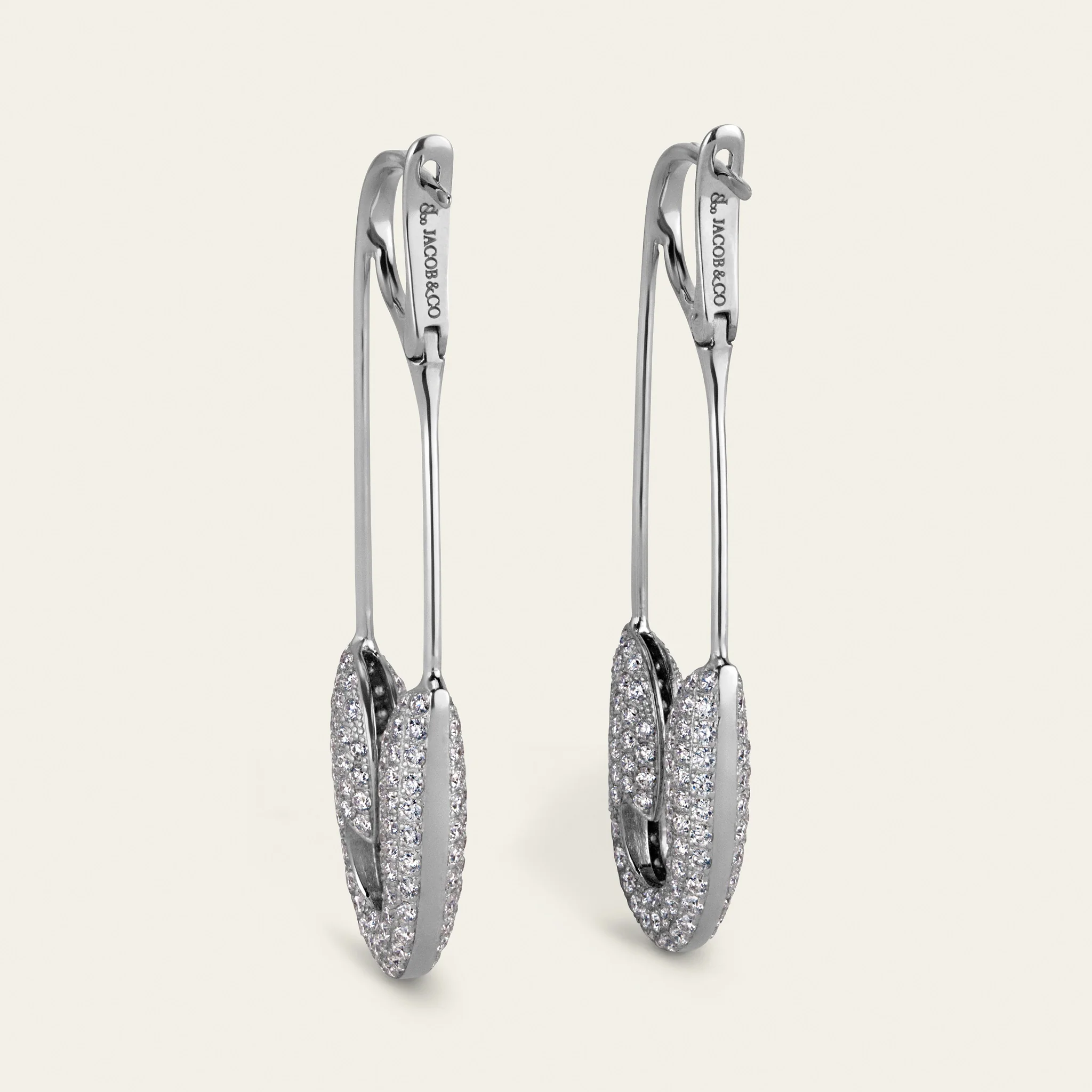 Jacob & Co. 18Kホワイトゴールド ダイヤモンド イヤリング 着用イメージ