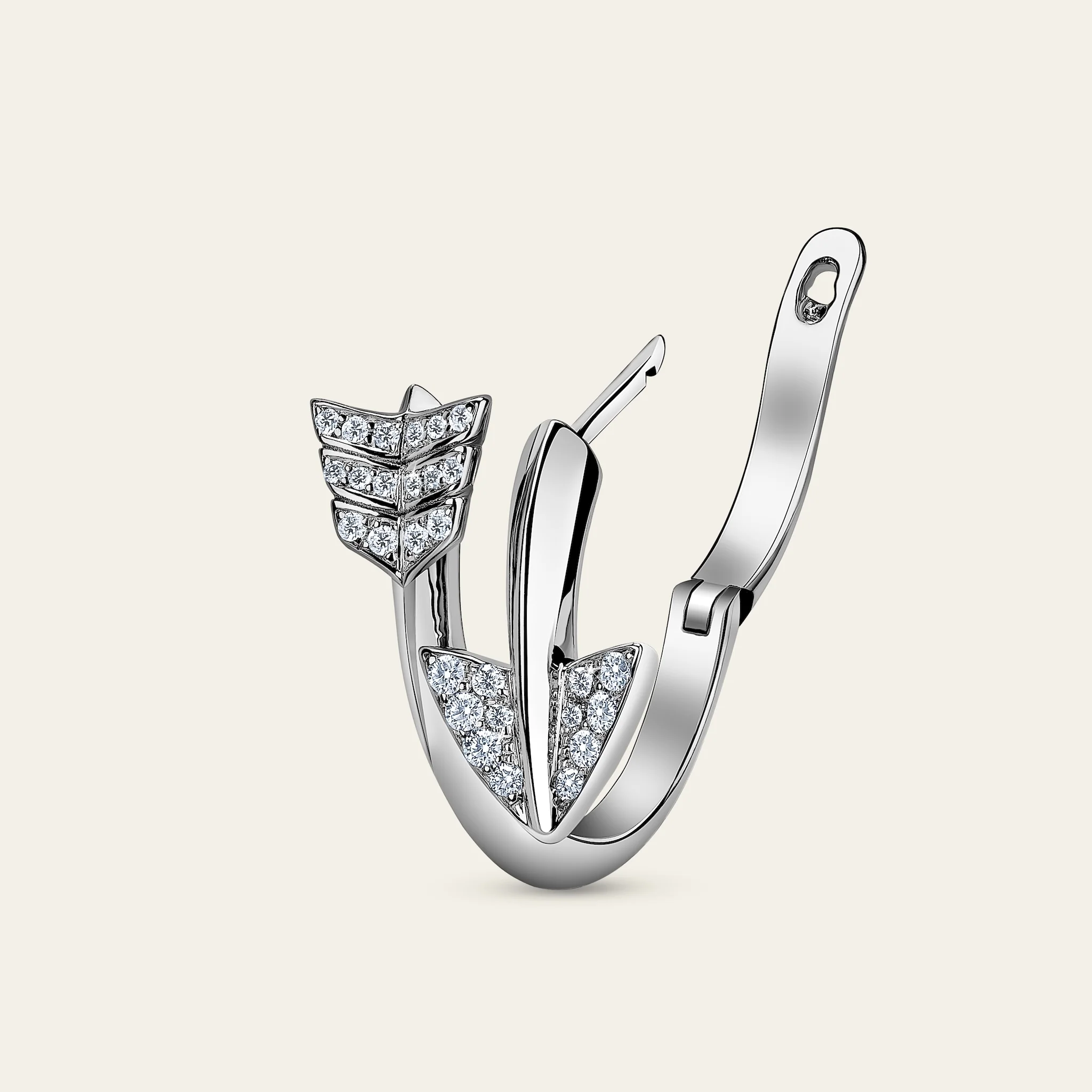 Jacob & Co. スーパーアロー 矢モチーフ 18K金ピアス 着用イメージ