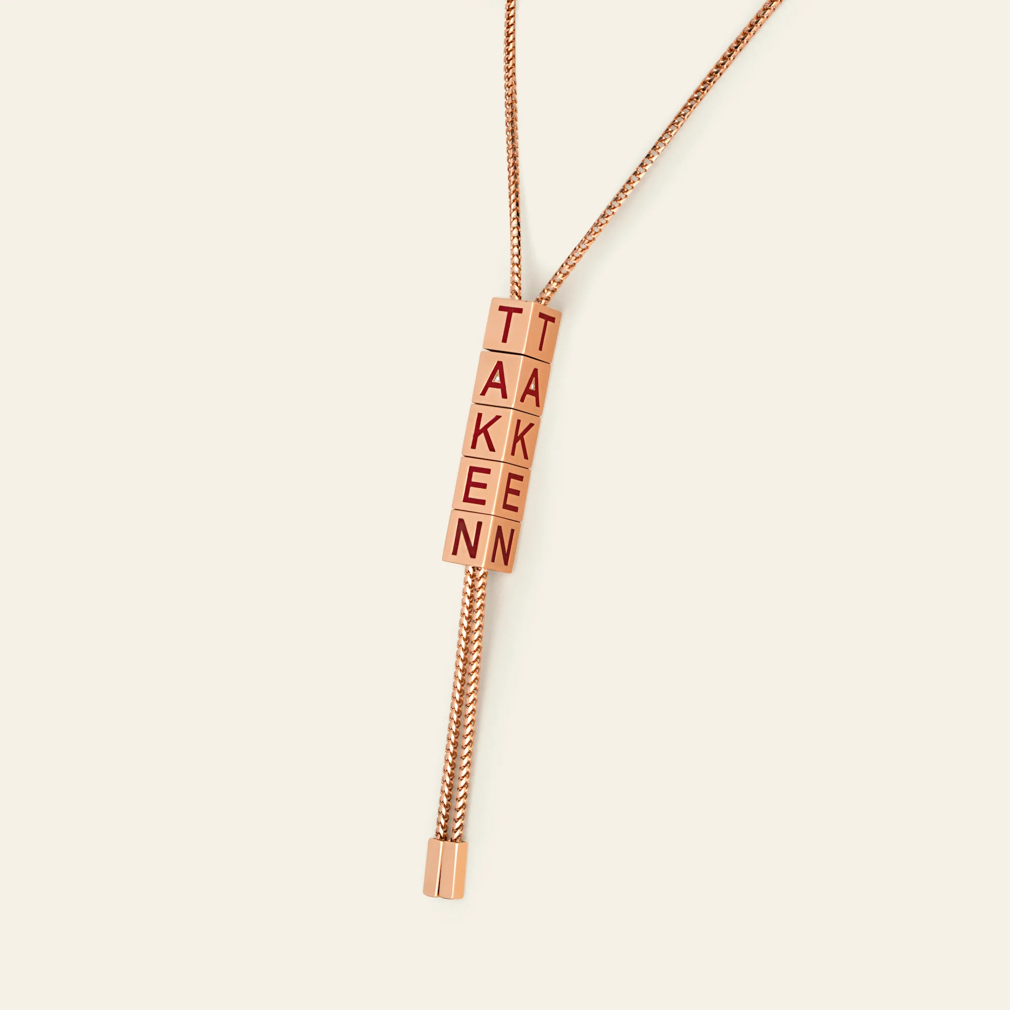 遊び心のある『TAKEN』の文字と繊細なタッセル詳細