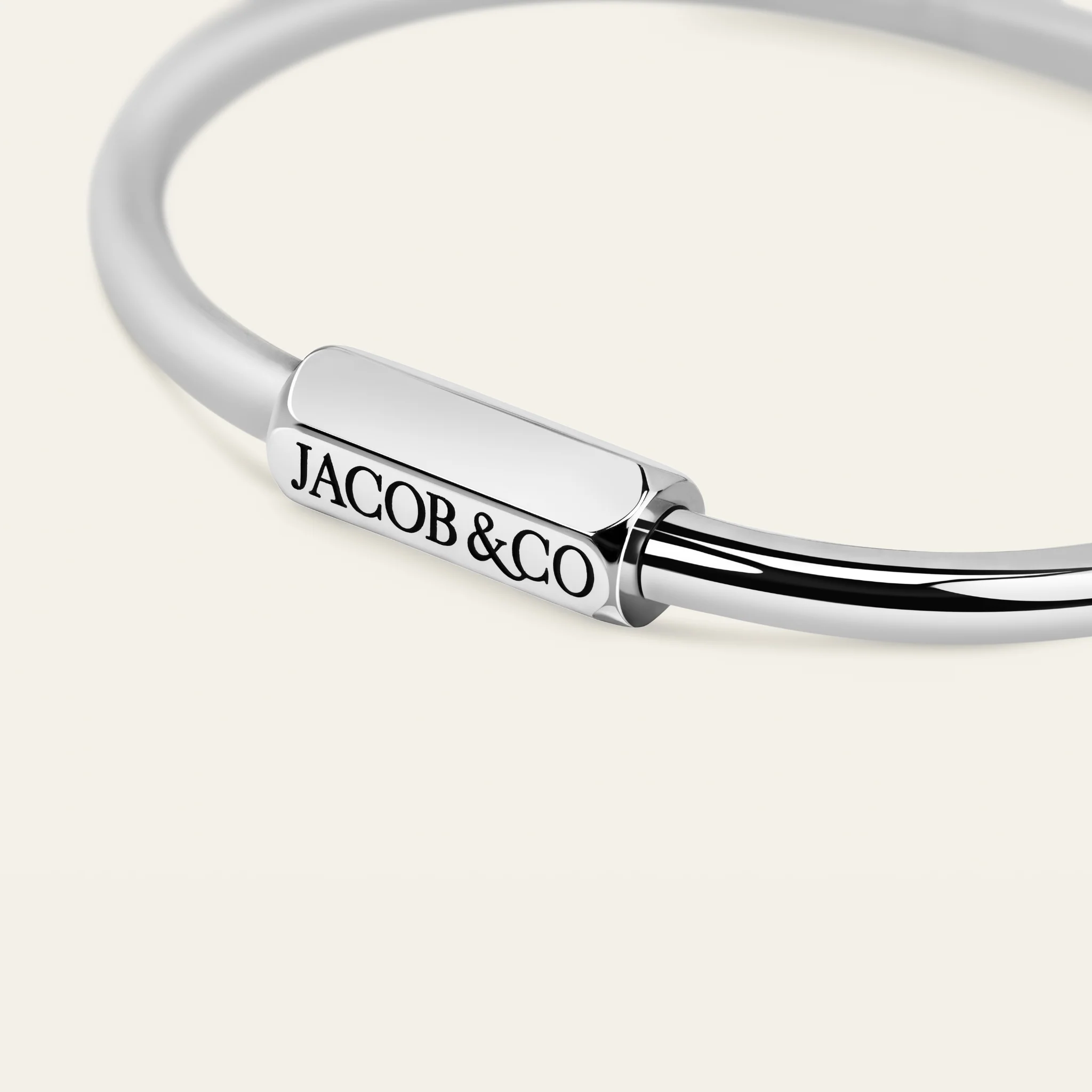 精巧な鍵の仕掛けを再現したカラビン・ジュエリー ホワイトゴールド詳細