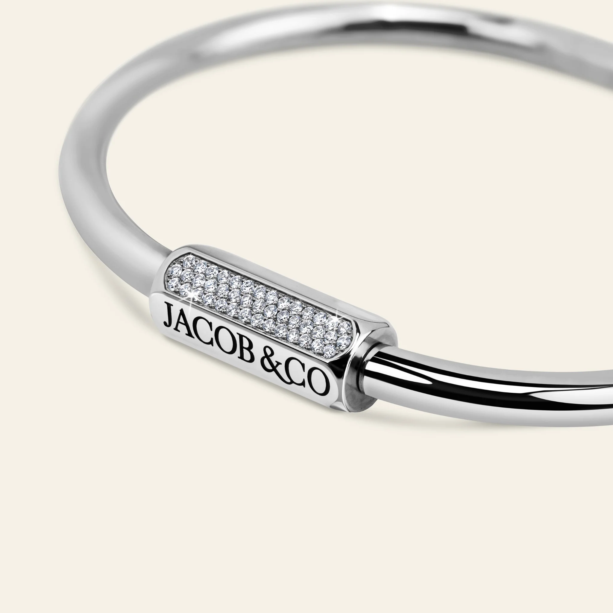 精巧なツイストロックをダイヤモンドで装飾したカラビン・ジュエリー詳細